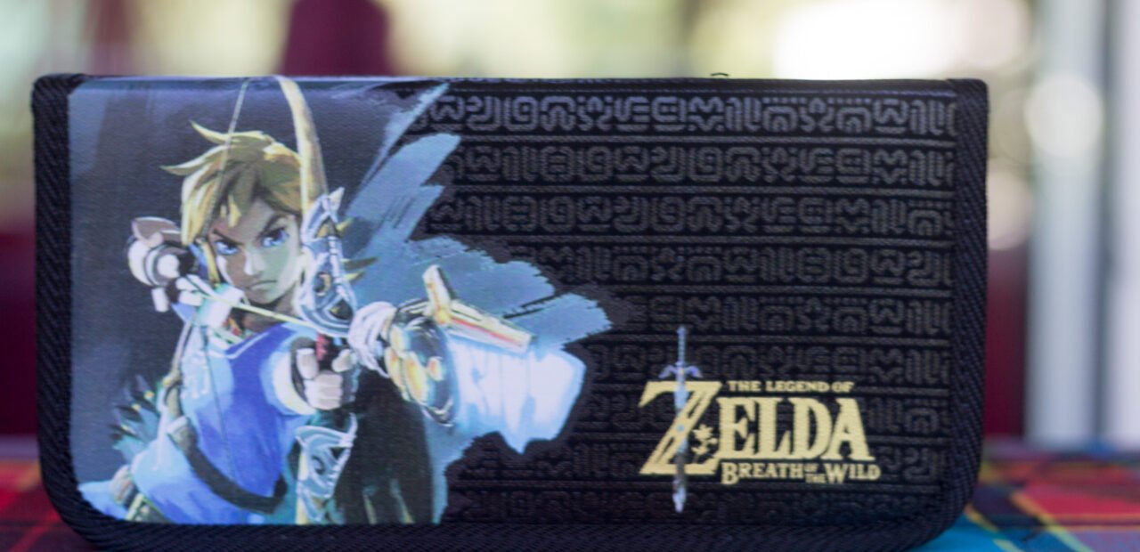 Elle est également connue sous le nom "Nintendo Switch Premium Console Case - Zelda Edition"